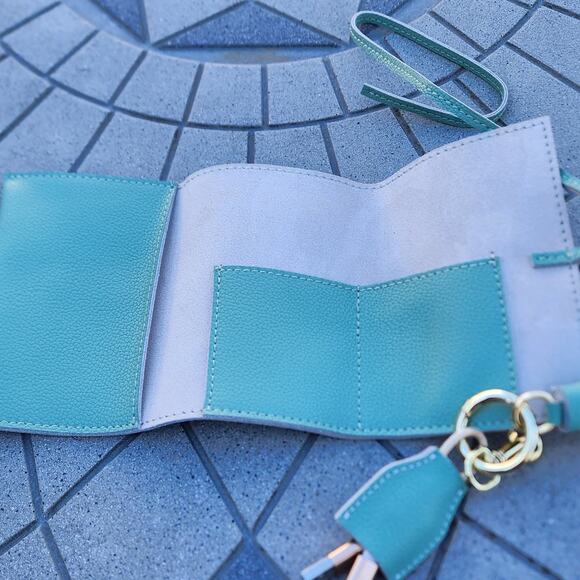 Maison de Beaute Marseille Mint Leather Tassel Tech Travel Roll Up Set - Picture 5 of 9